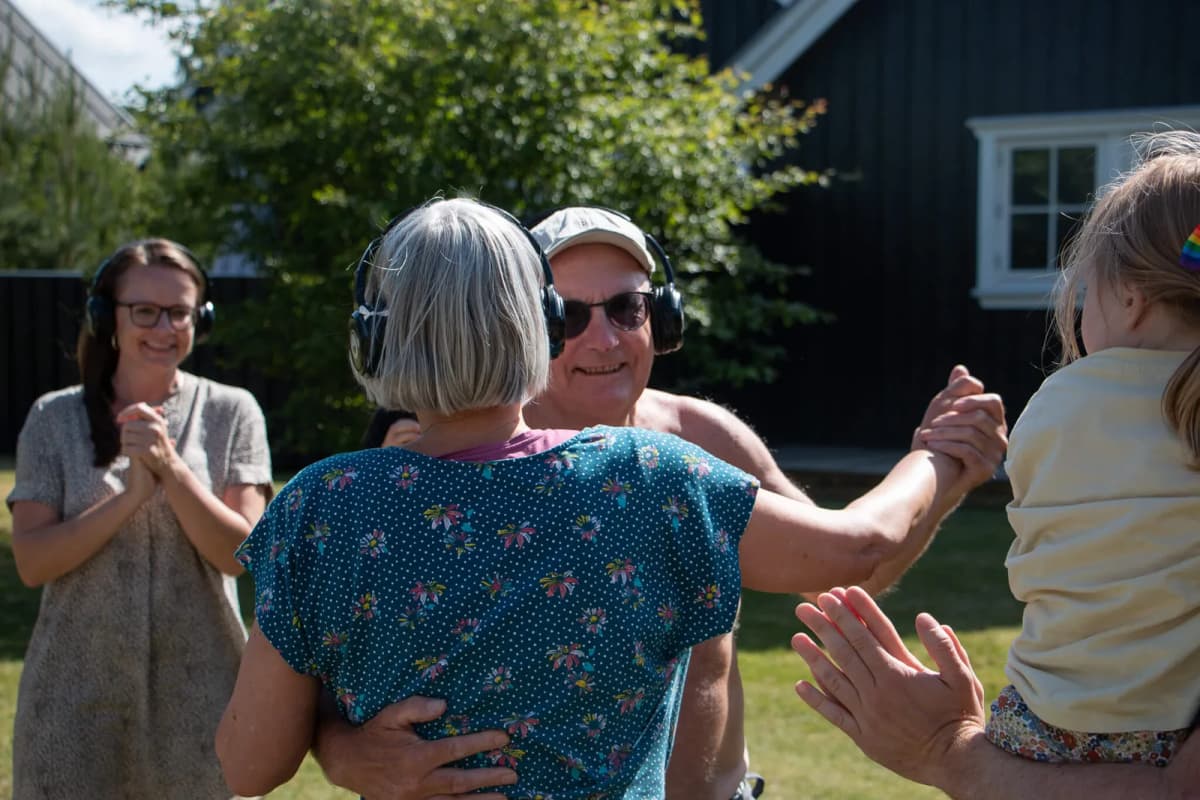 Børn danser sammen