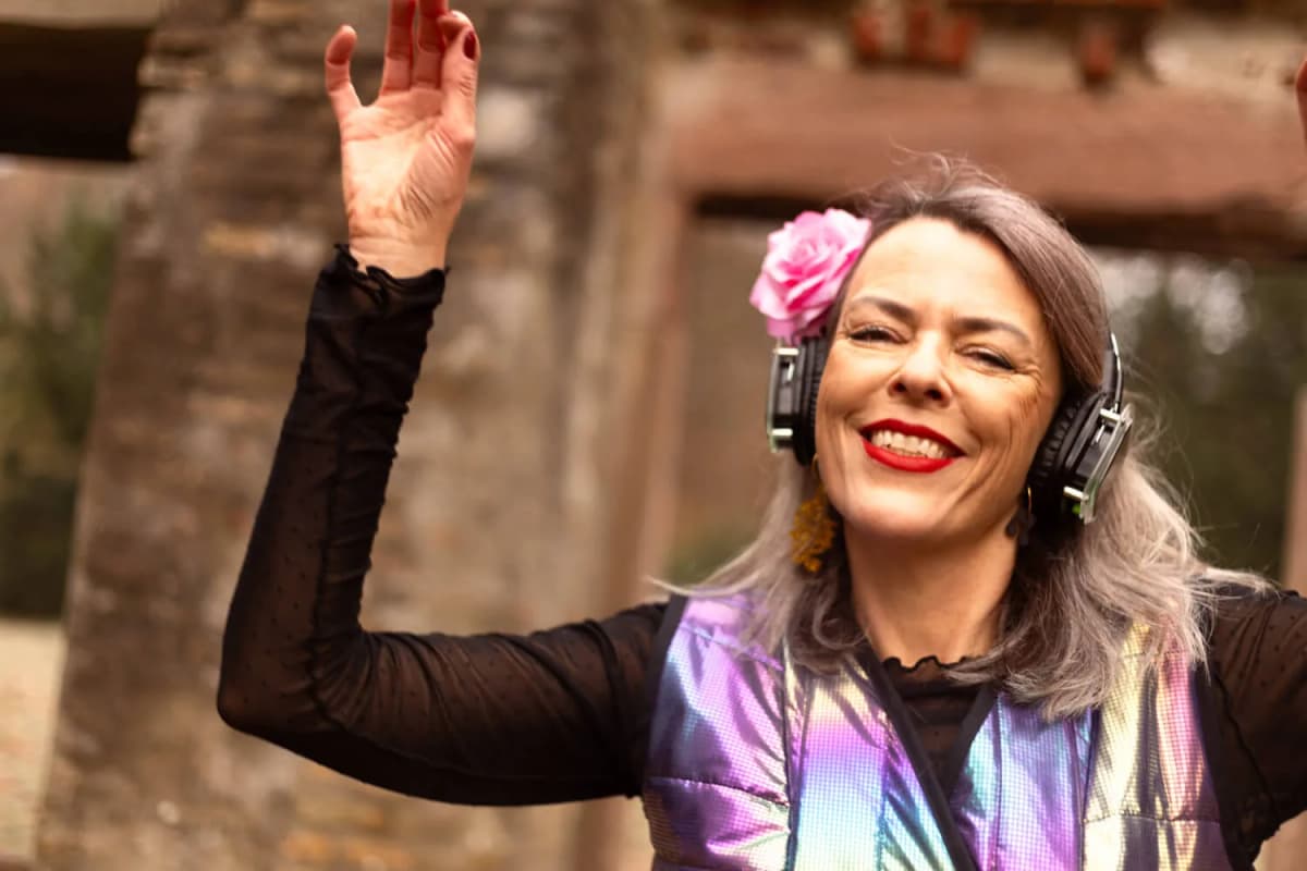 Mette Oscar danser med et stort smil